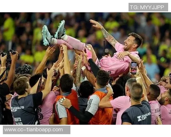 埃奇库姆盛赞马克西出色表现称其为真正的球队领袖与合作伙伴 埃奇库姆盛赞马克西出色表现称其为真正的球队领袖与合作伙伴